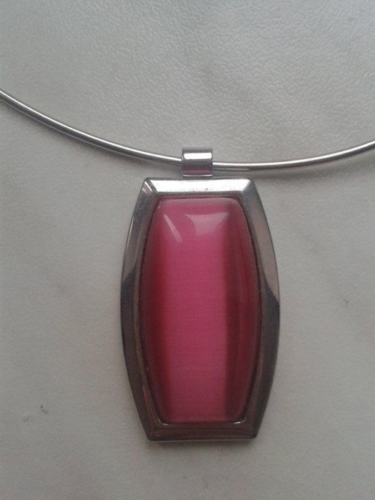 Kette mit rotem Stein