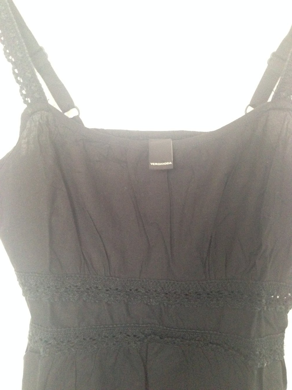 Trägertop mit hübschen Details in schwarz