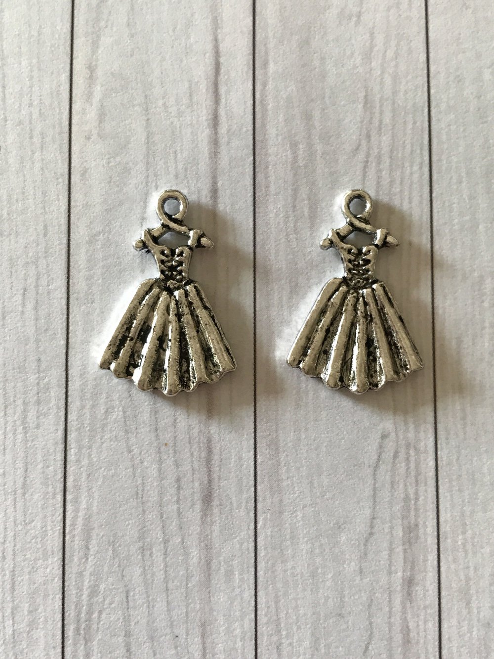 KLEIDER MINIATUREN ALS OHRRINGE ANHÄNGER ARMBÄNDER 