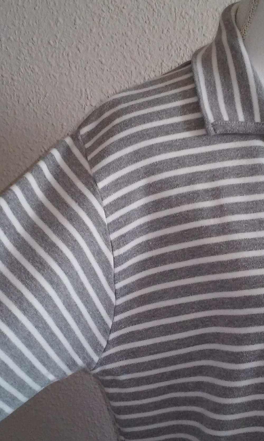 Sweatshirt Langarm Shirt Spitzkragen Pulli Sport Oberteil hellgrau