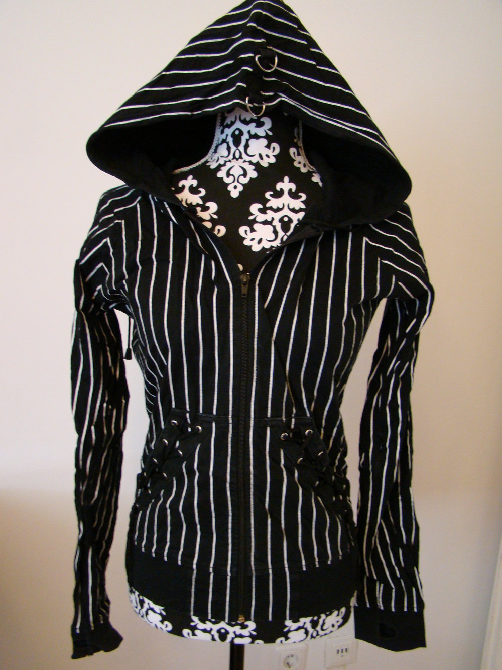 Bondage Angel Jacke, Kapuzenjacke, schwarz weiß Nadelstreifen, Gothic, Emo, S / M 38 / 40