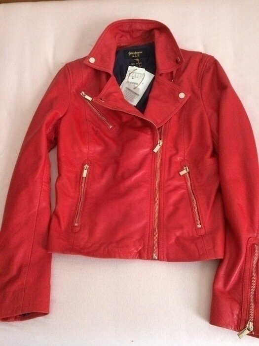 Rote Echtlederjacke von Stradivarius S