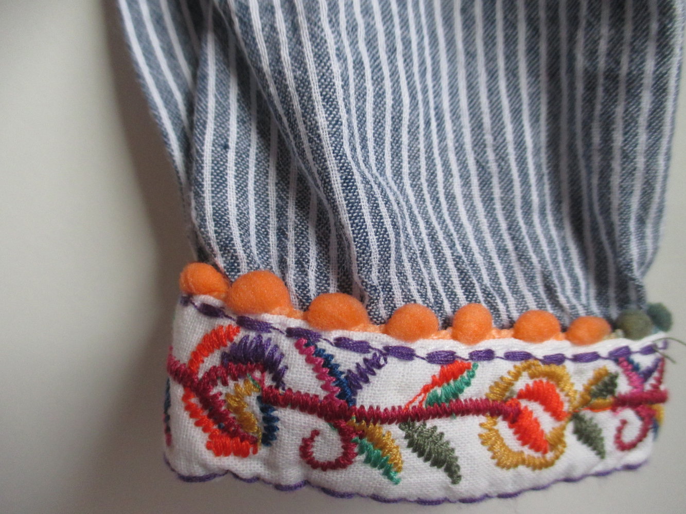 zuckersüßer Cardigan aus festem Webstoff, blau - weiß gestreift, vorderseitig und rückseitig bunt bestickt, Folklore, Stickereien, Glöckchen & bunte Pompös an der Kordel, Gr. 36 / 38 