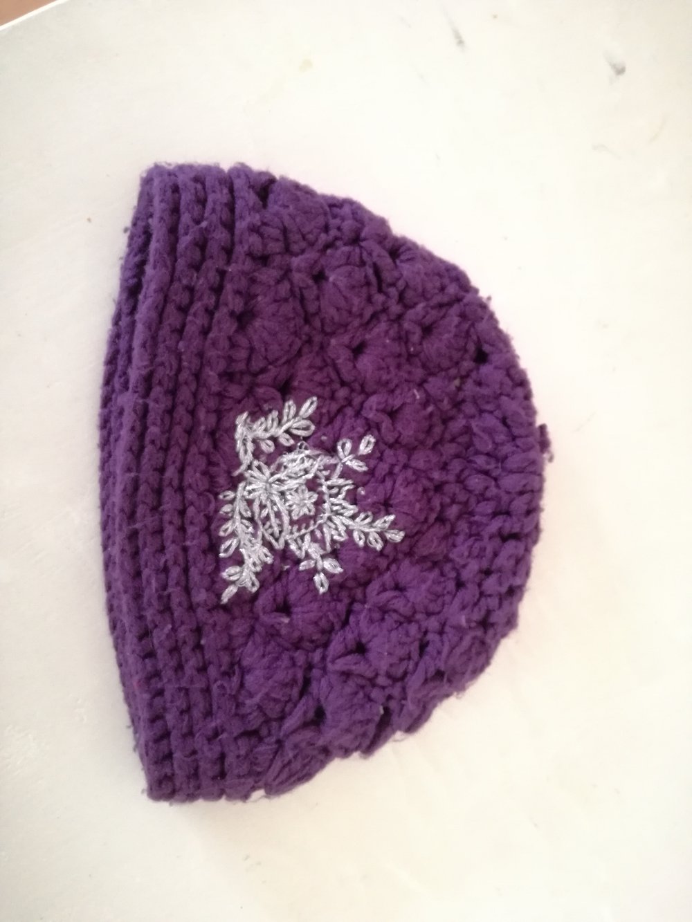 Mütze mit silbernen Stickereien