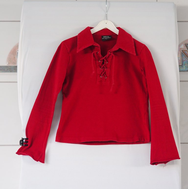 Cooles Oberteil mit Kragen und Schnürung