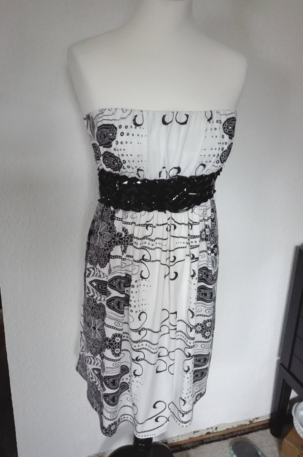 Schwarz-Weißes Kleid mit Gürtel