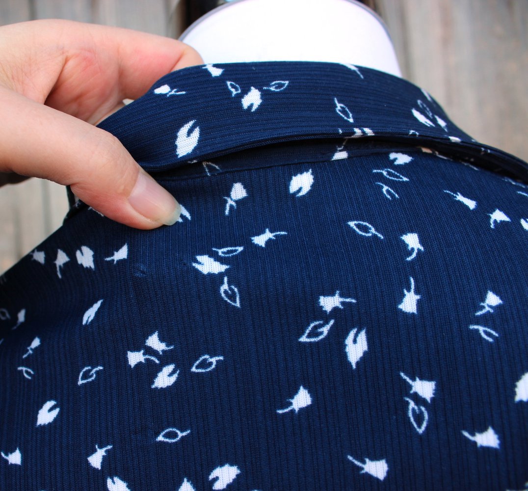 dunkelblaue True Vintage Bluse mit weißem Muster, Collection Catherine, ca. Größe 36-38