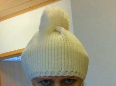 Schöne strick Mütze in grau und Creme Farbe 