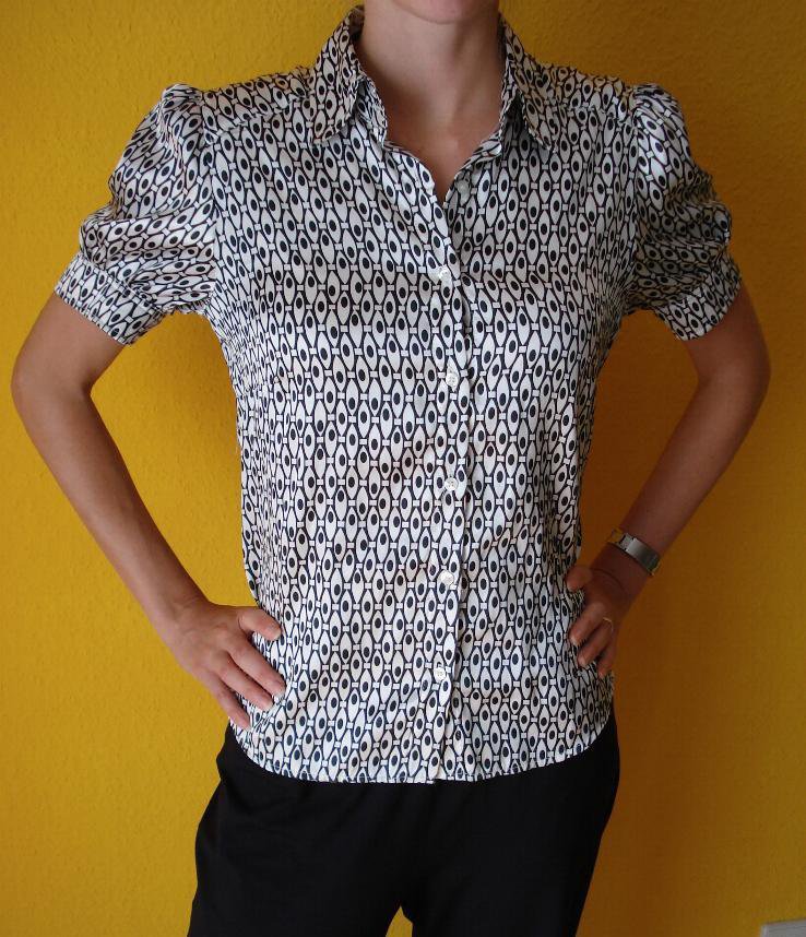 glänzende Kurzarmbluse schwarz/weiß
