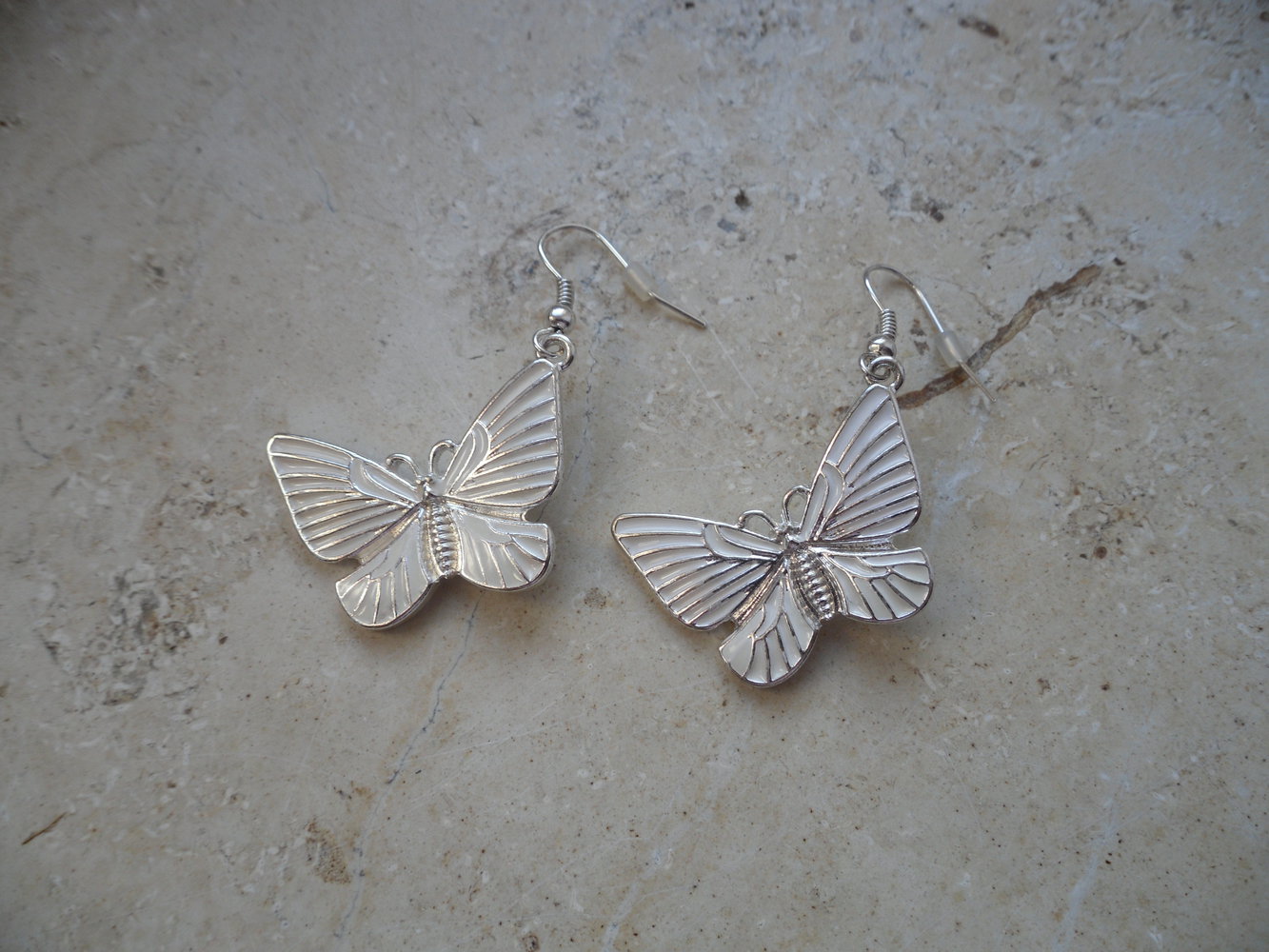 Schmetterlingsohrhänger in silber und weiß