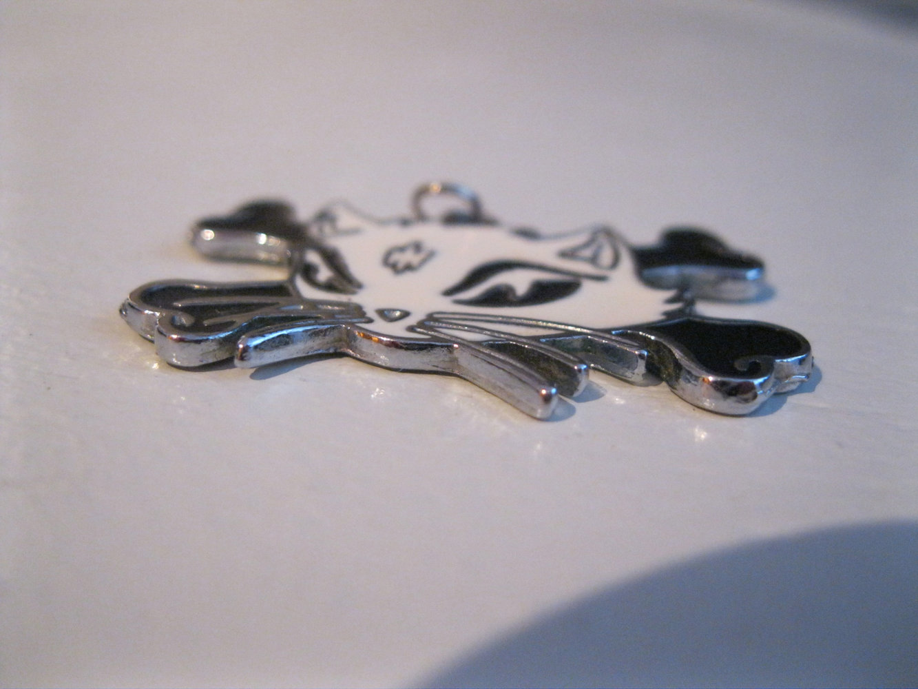  Kitty Kettenanhänger Cross bone 