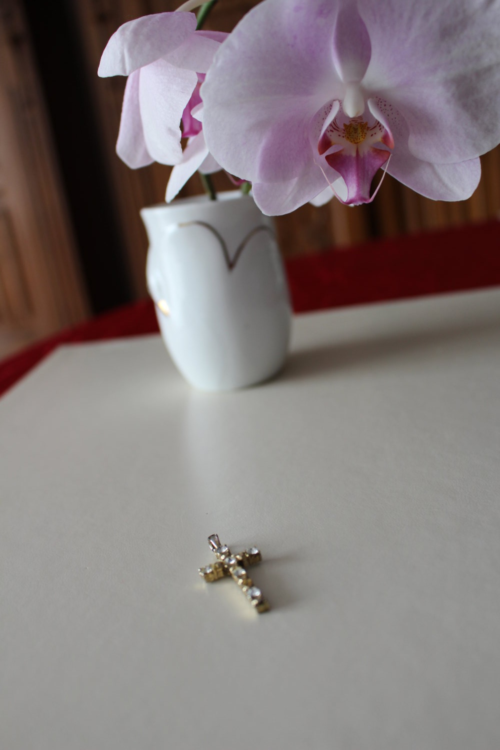 295. Kreuzanhänger mit sechs Steinchen,  Länge 3,8 cm, Breite 1,7 cm