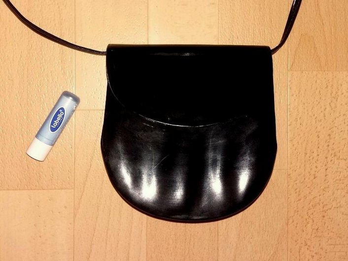 kleine Tasche / Umhängetasche / Schultertasche * schwarz / Lack * halbrund * Vintage
