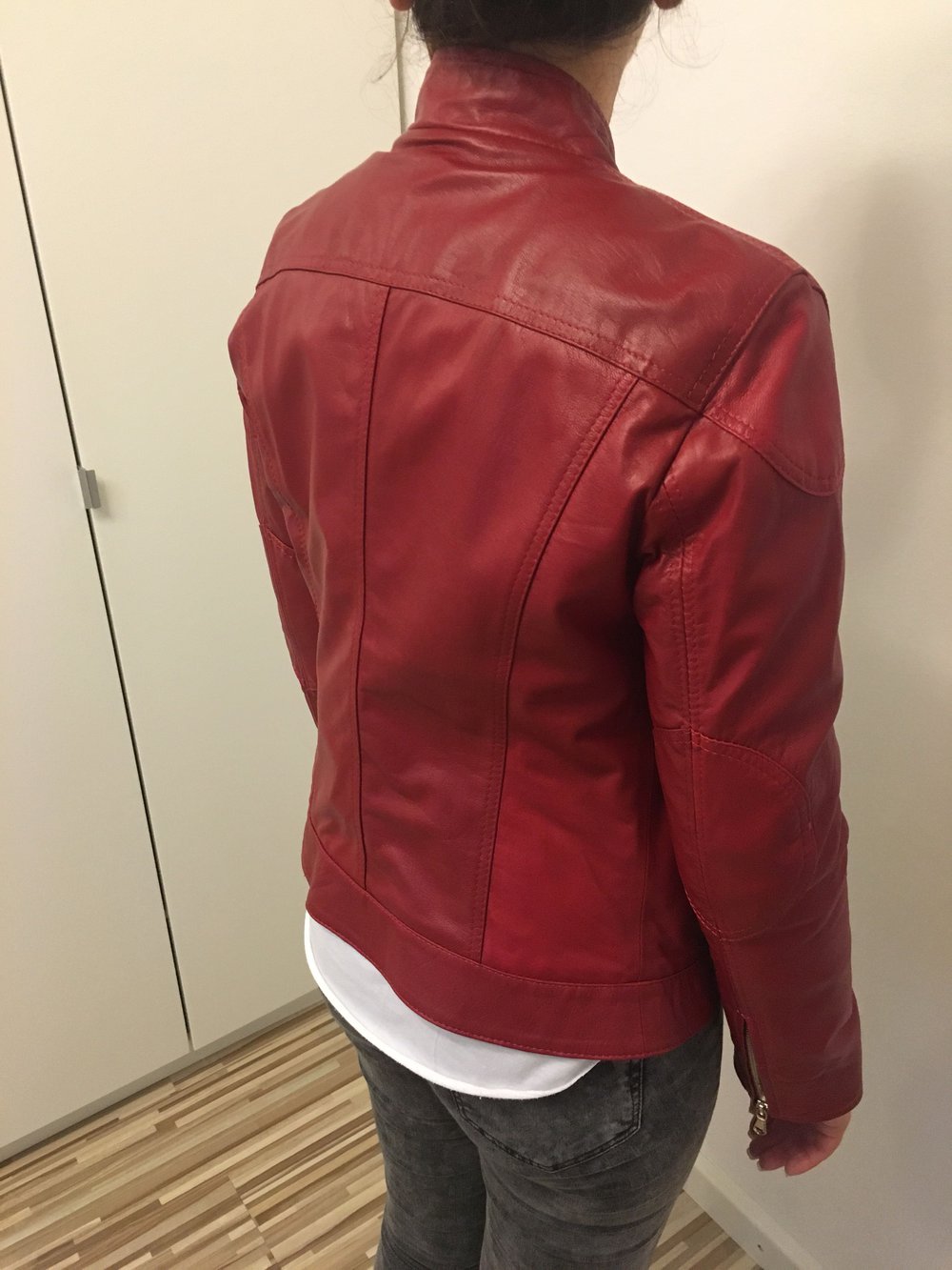 Rote Lederjacke, Neu! 
