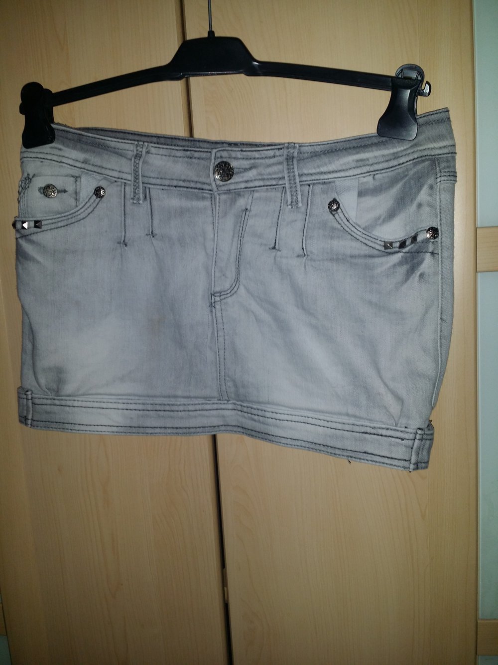 sexy minirock mit nieten used look denim