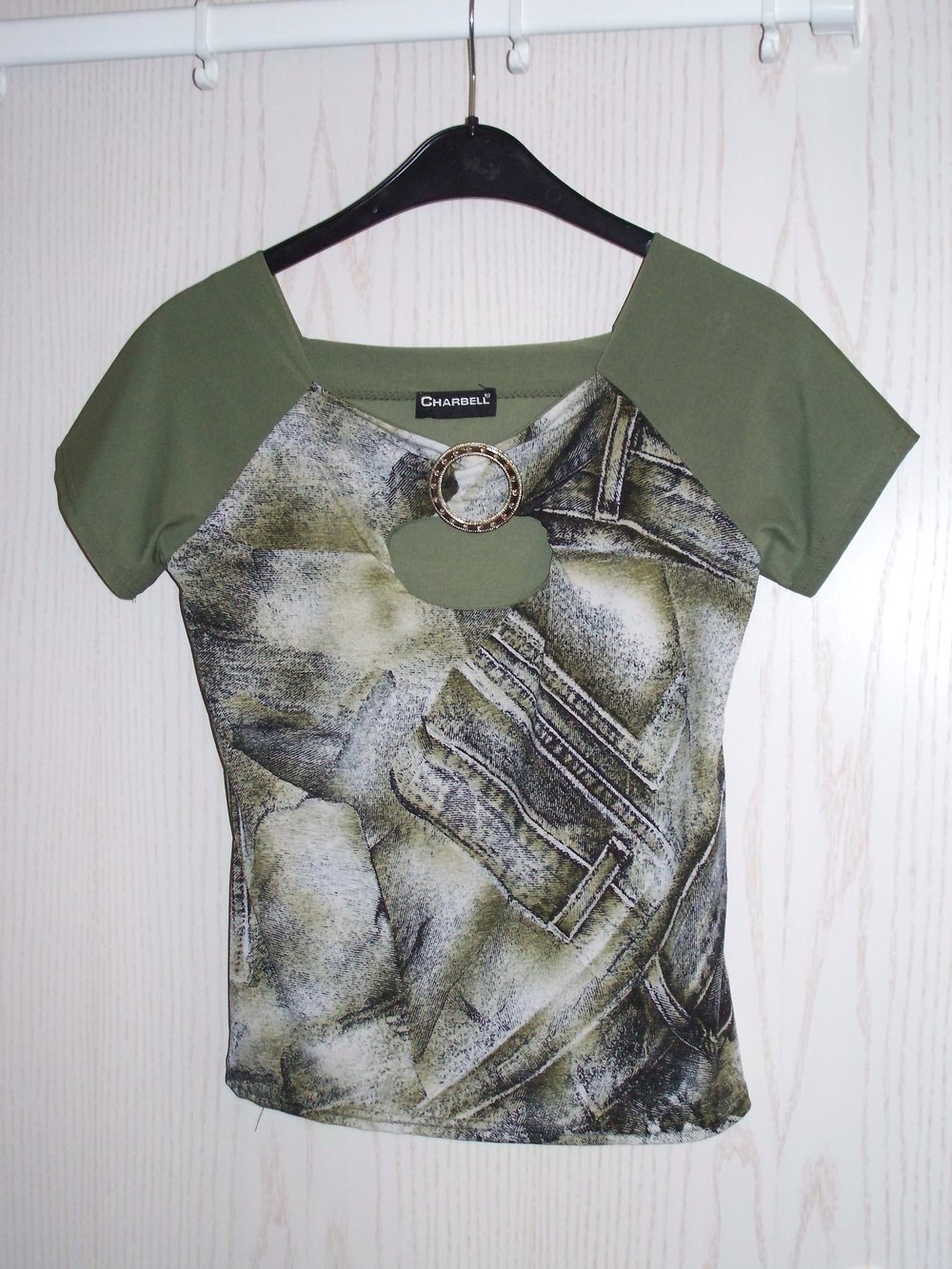 Retro-Shirt in khaki-grün mit sexy Cut-Out vorne