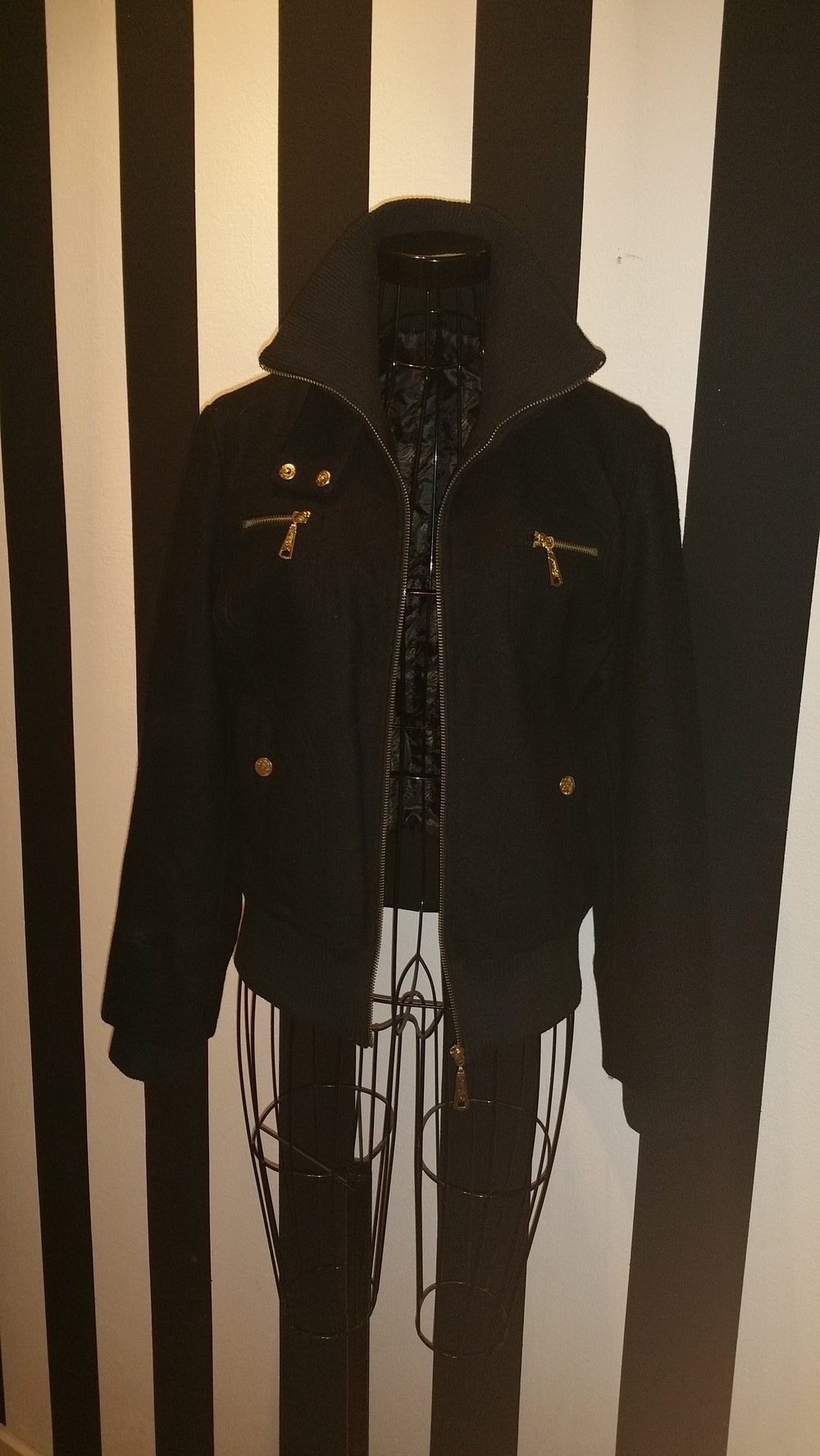 Jacke, schwarz mit goldenem Reißverschluss & Knöpfen
