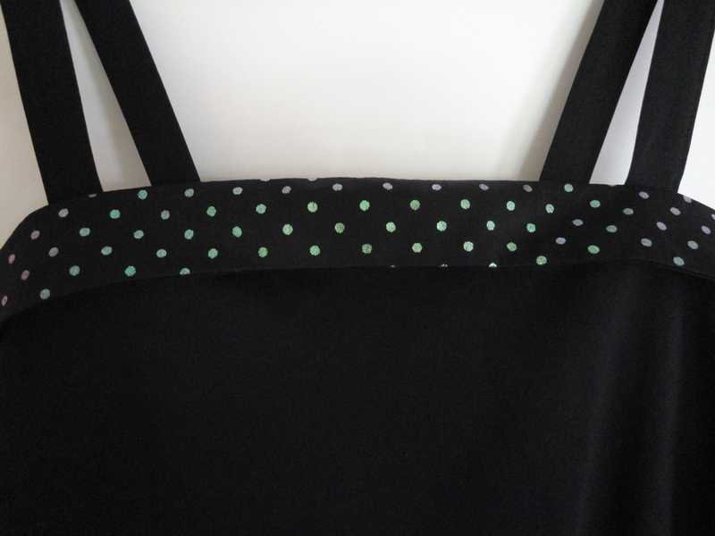 Schwarzes Partytop mit Tupfen Gr. 40 Gr. M