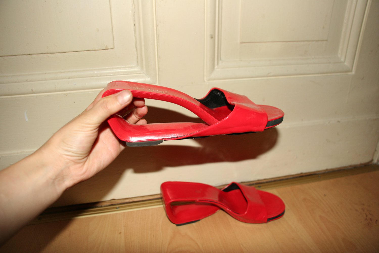 Rote ausgefallene Sandalen/Latschen inkl Versandt