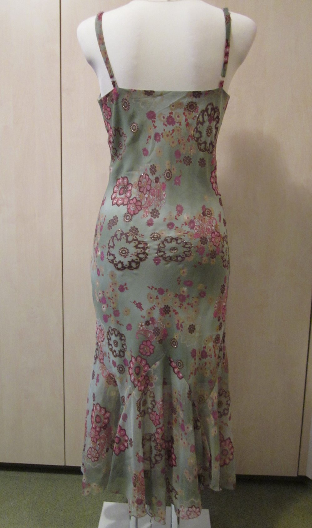 Luftiges Sommerkleid mit asymmetrischem Volant