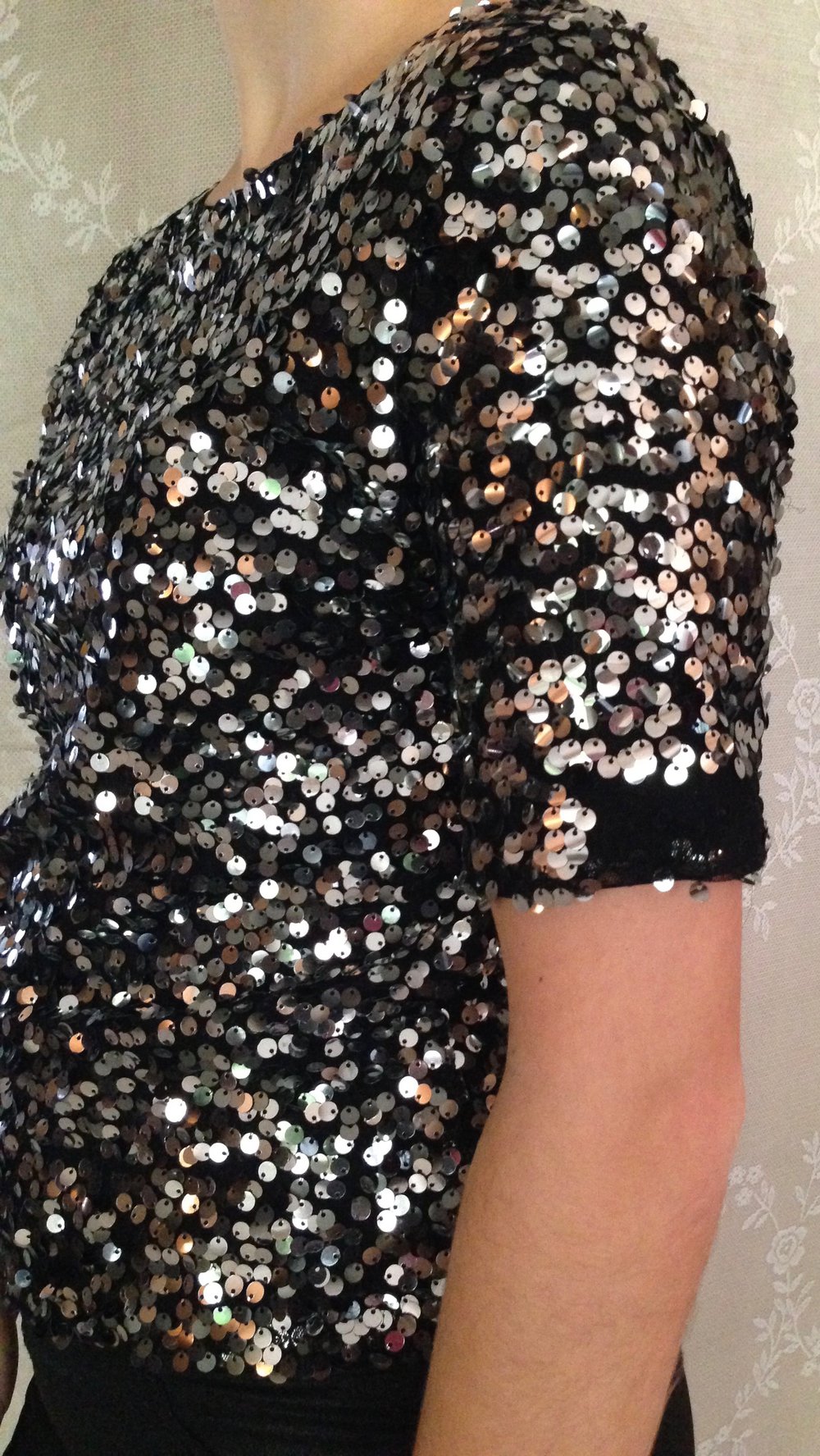 Silbernes Paillettenoberteil für einen glamourösen Auftritt