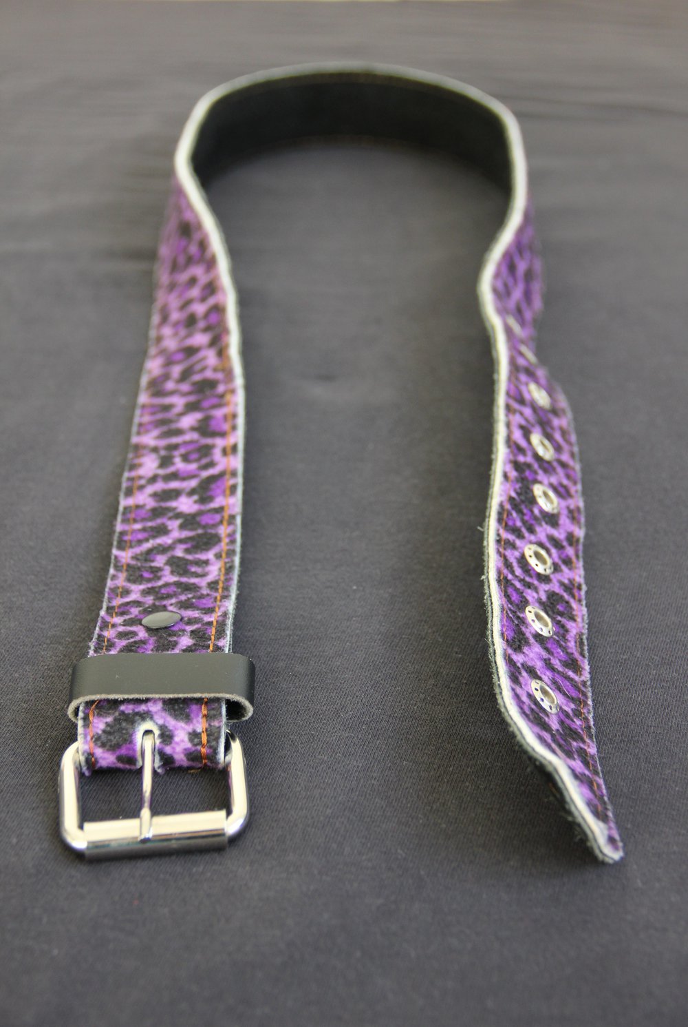 Lila Leopardengürtel