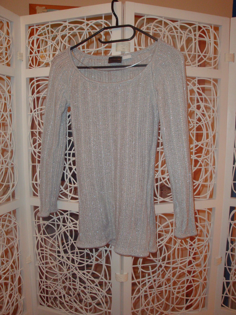 silberner Pulli mit feinem Zopfmuster