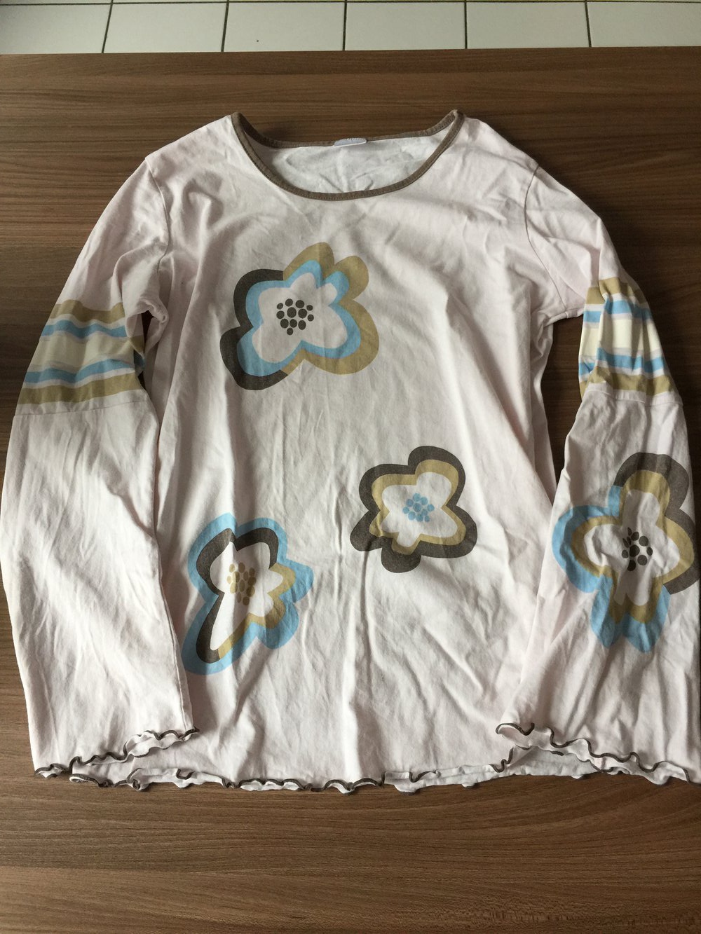 Flower Power-Blumen-Schlafanzug mit Rüschenrand