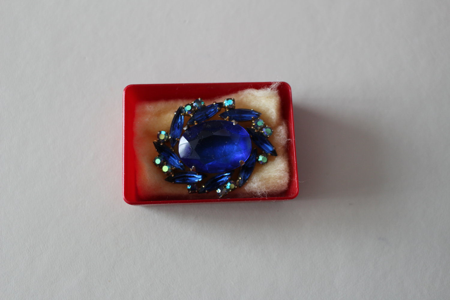 300. Vintage Brosche mit Saphiren, 3,5 x 4,5 Durchmesser