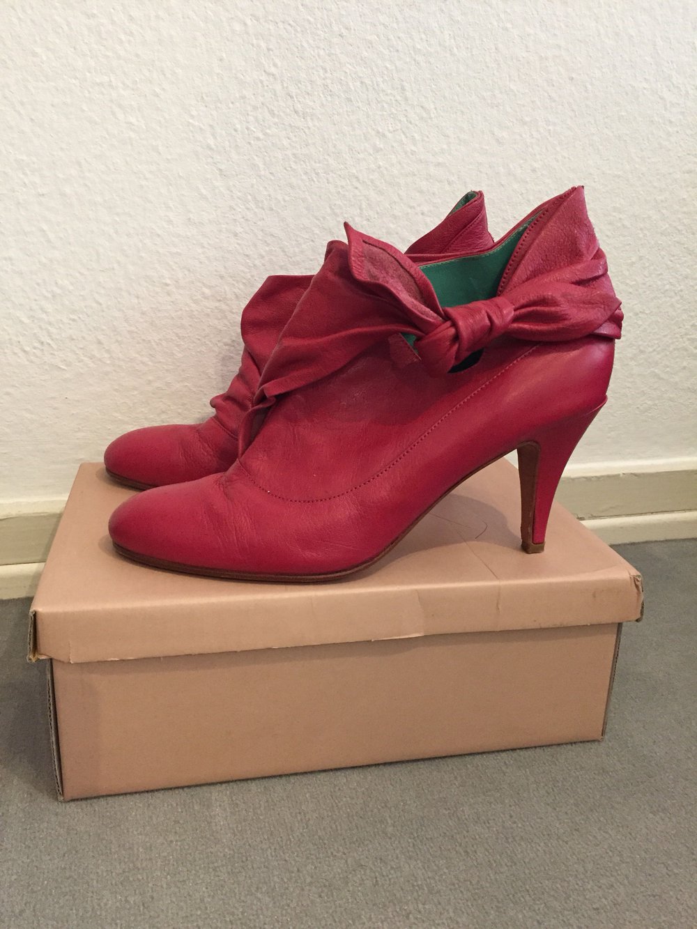 Pink Leder hohe Stiefeletten von Sibyl Vane.