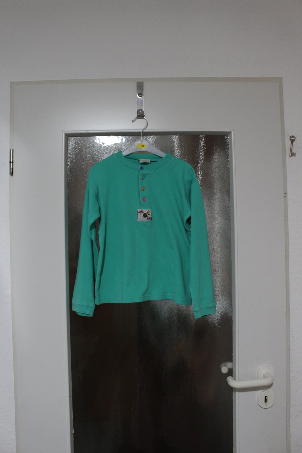 83. T-Shirt mit bunten Knöpfen, türkis, unisex, Gr. 140