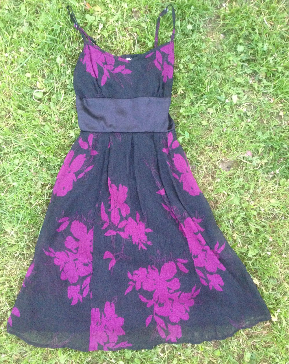 Schwarzes luftiges Abendkleid mit Blumen 