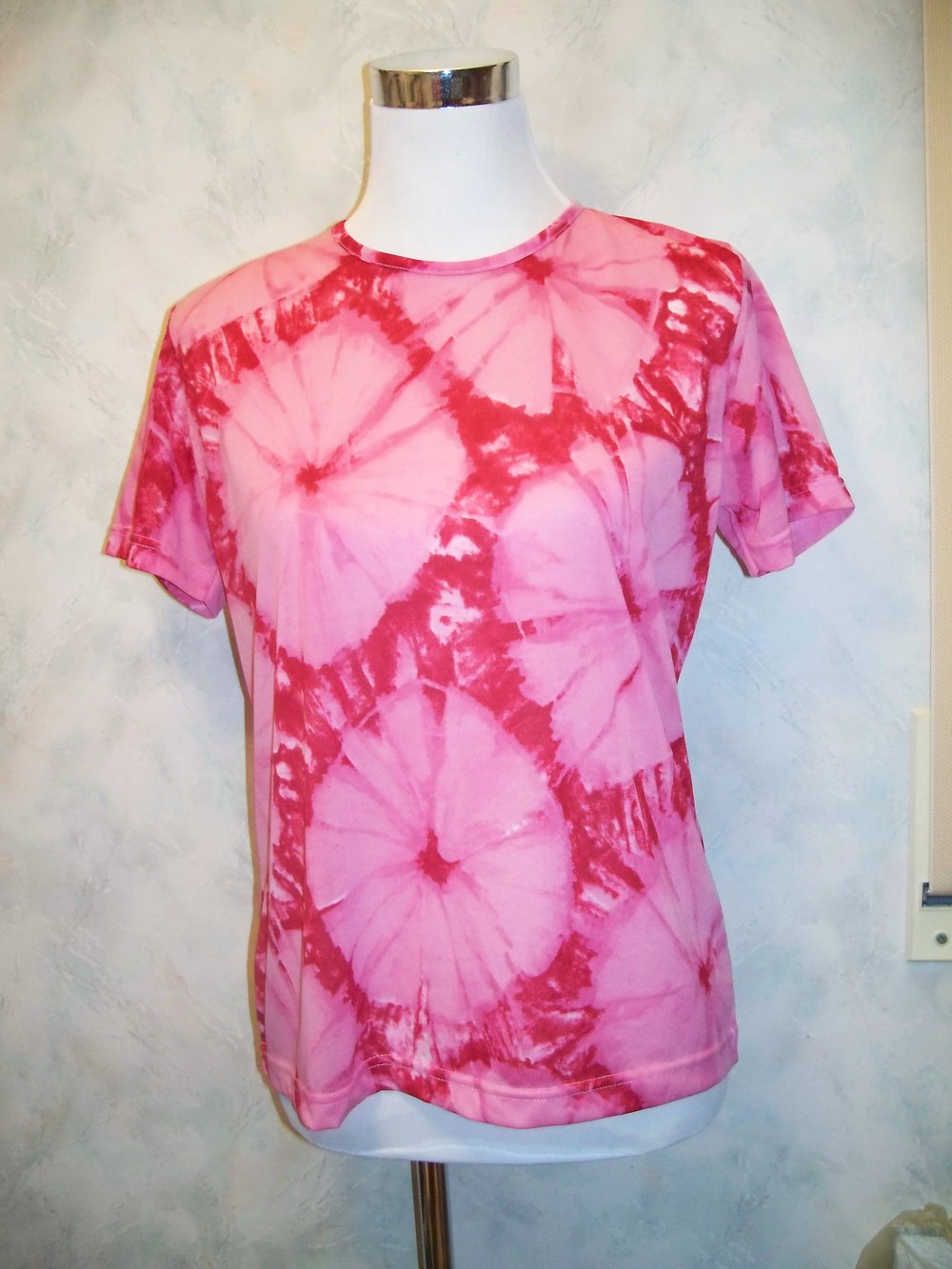 Rosa-rotes Batik-Shirt im Vintage-70er-Style Gr. 40/ 42 (Kostüm)