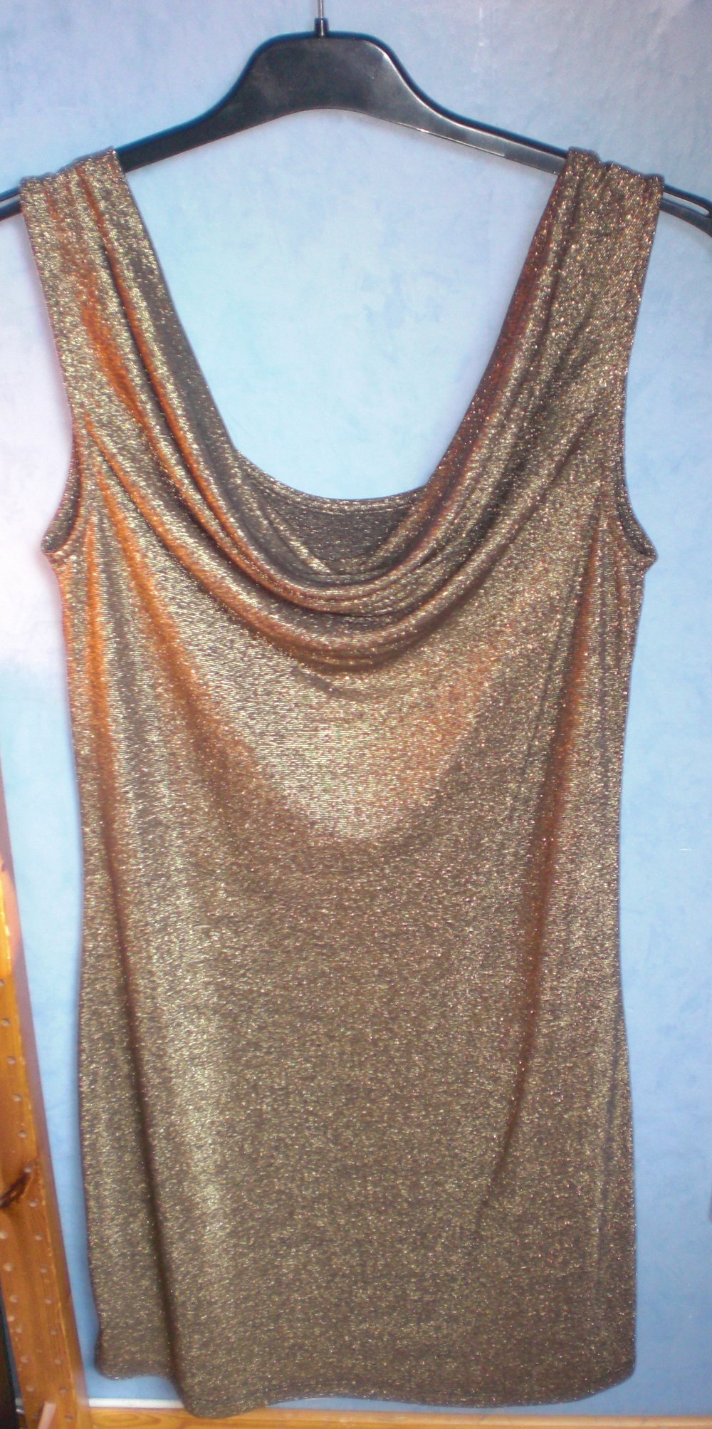 goldenes Kleid mit Wasserfall-Rücken