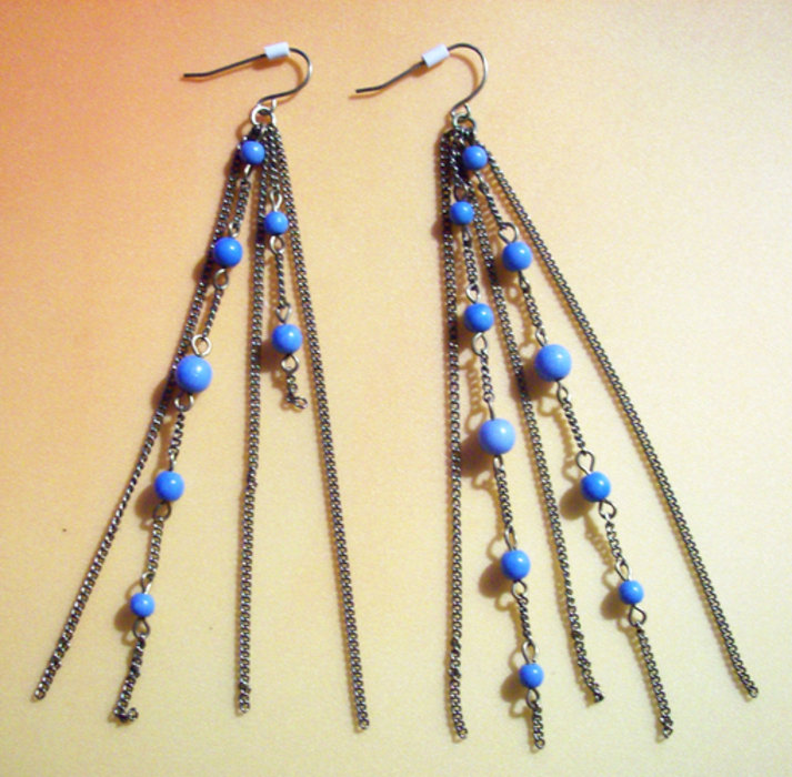 Lange Ohrringe mit hellblauen Perlen