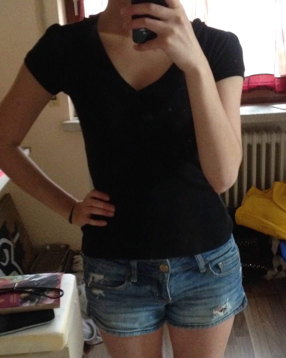 schwarzes T-Shirt mit Kapuze