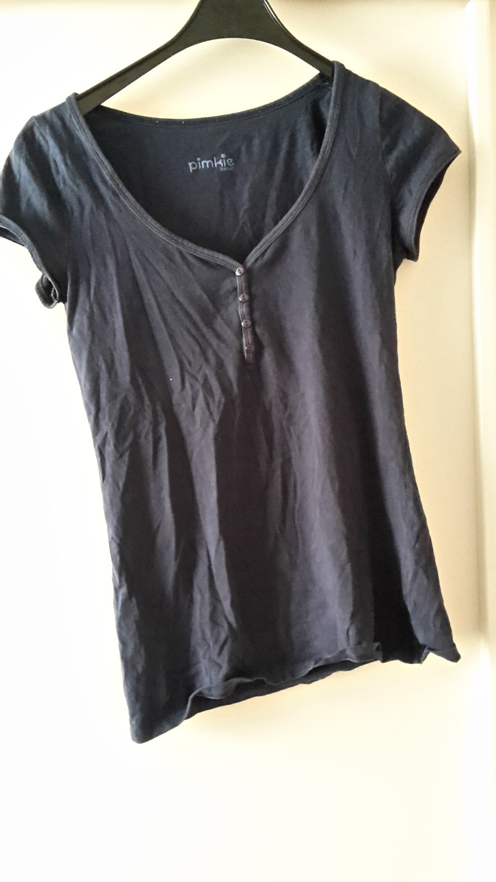 Dunkelblaues T-shirt mit Knöpfen