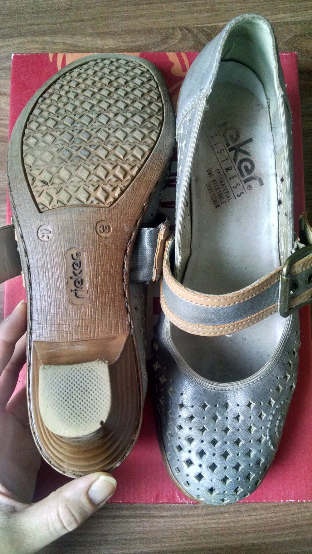 Graublaue Spangenpumps