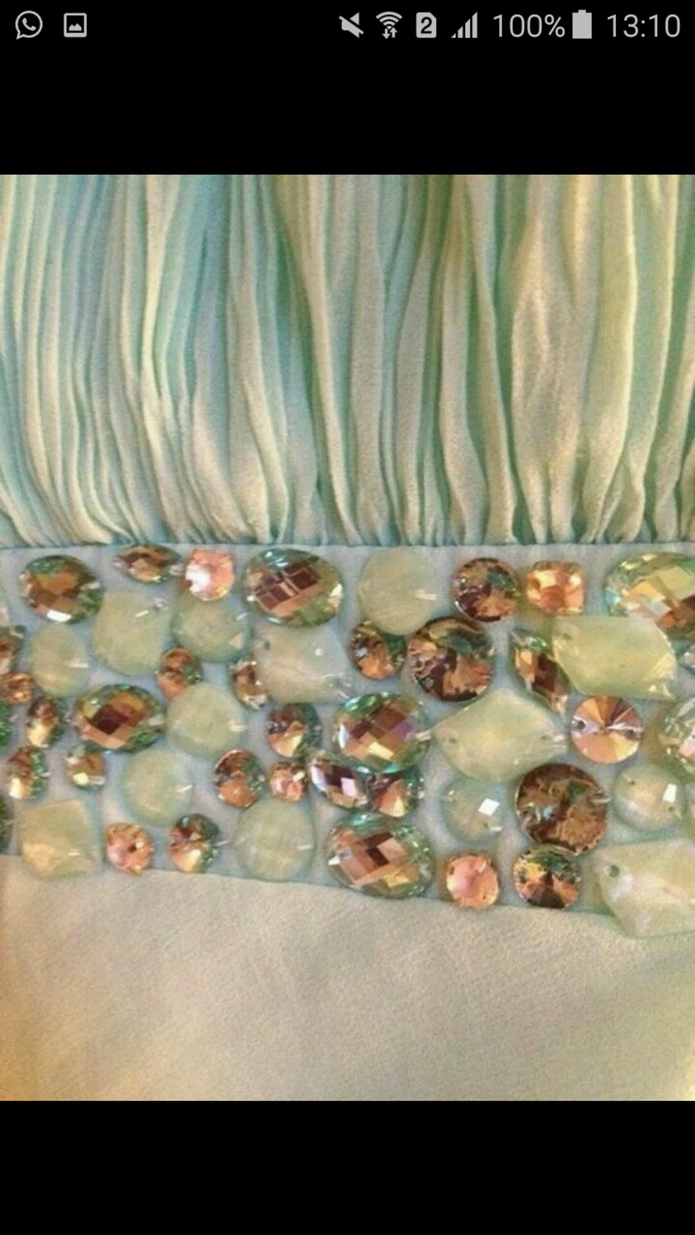 Mintfarbenes Kleid  mit Steinen besetzt