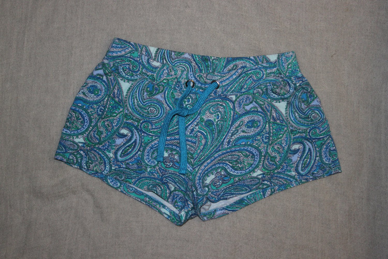 Sweat Shorts mit Paisley Muster