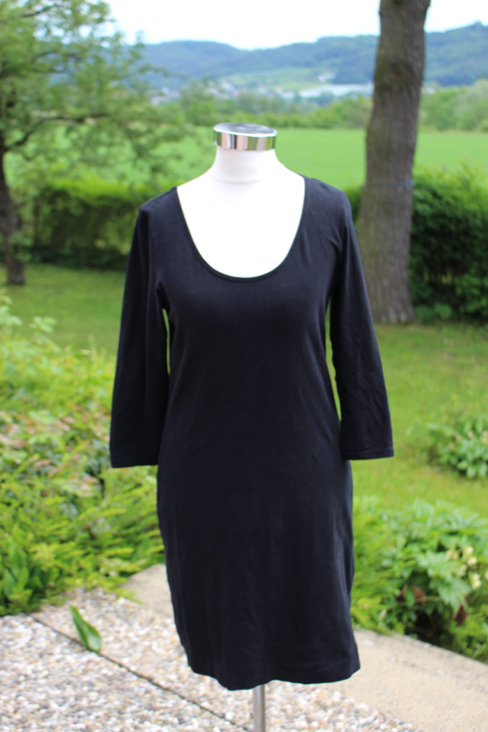 schwarzes einfaches Kleid