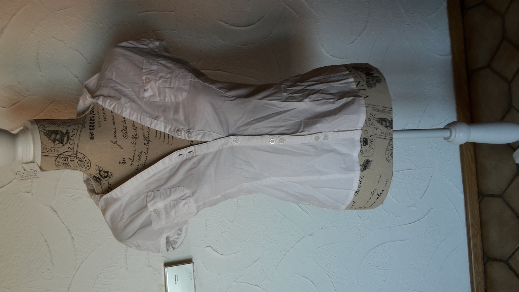 kurzärmlige weiße bluse