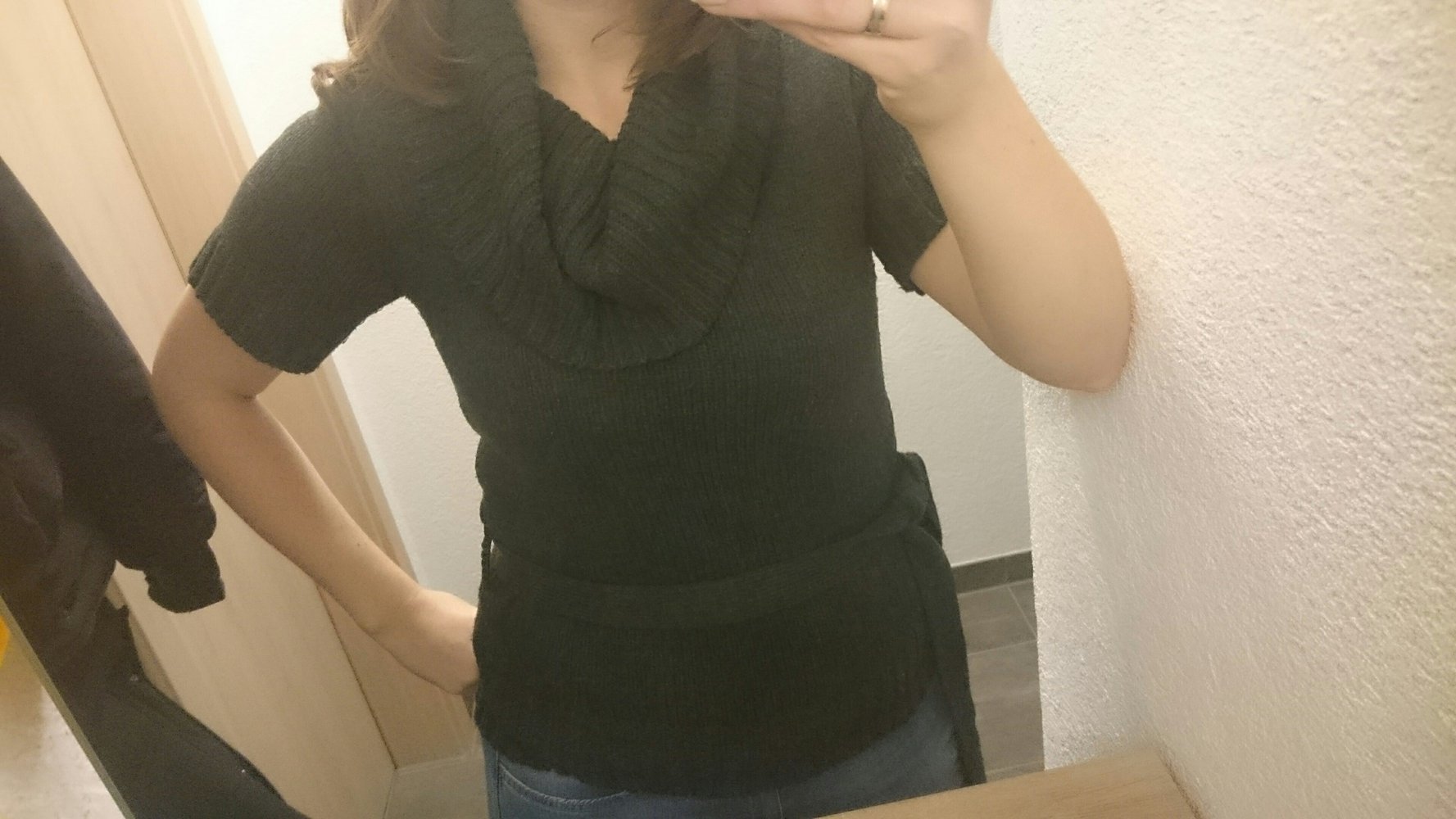 schwarzer kurzärmliger Strickpullover