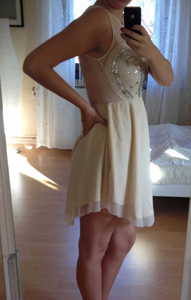 Schönes Abendkleid in nude mit silbernen Pailletten