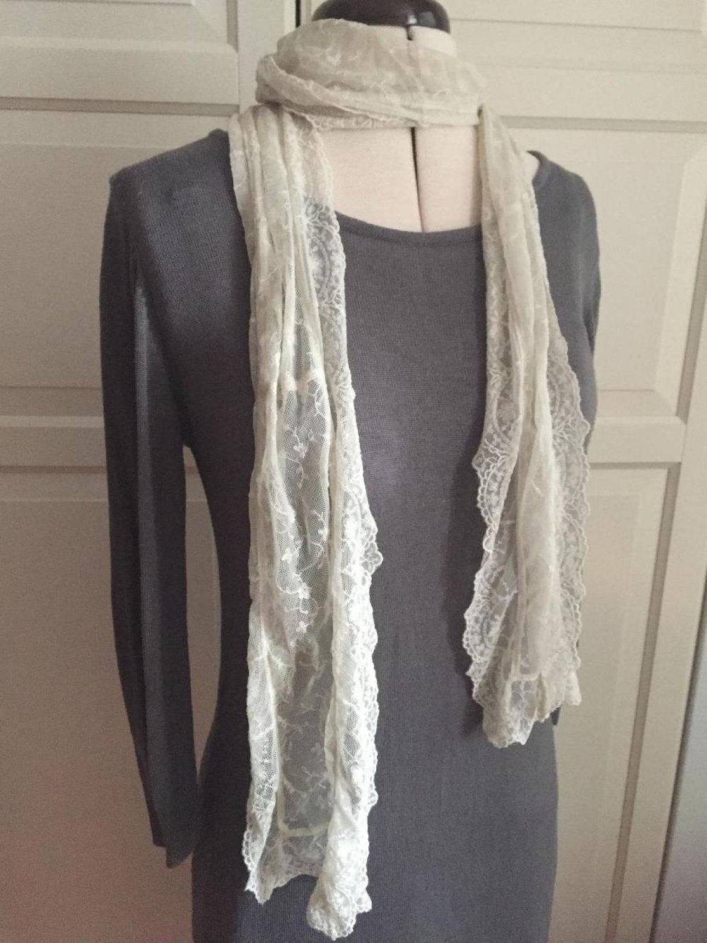 feiner Schal aus Spitze - creme weiss