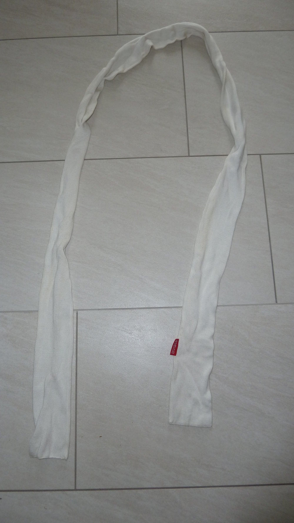 langer, dünner cremefarbener Schal