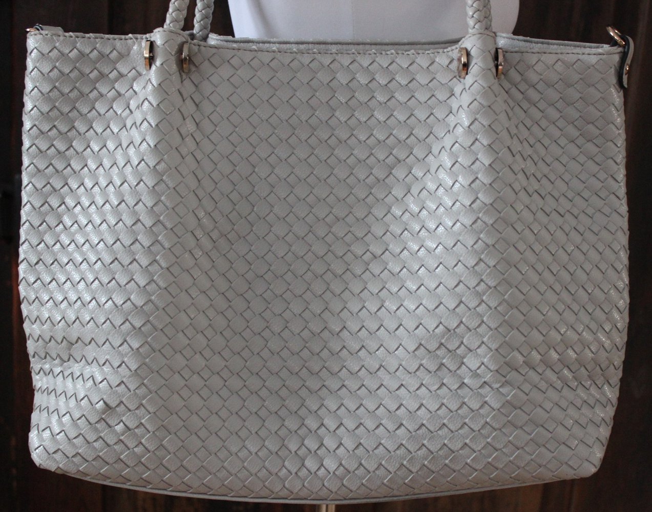 „gewebte“ Sommertasche in hellgrau aus Kunstleder