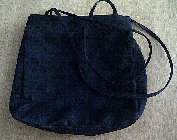 dunkelblaue Umhängetasche 