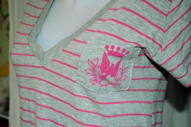 grau-pink gestreiftes T-Shirt
