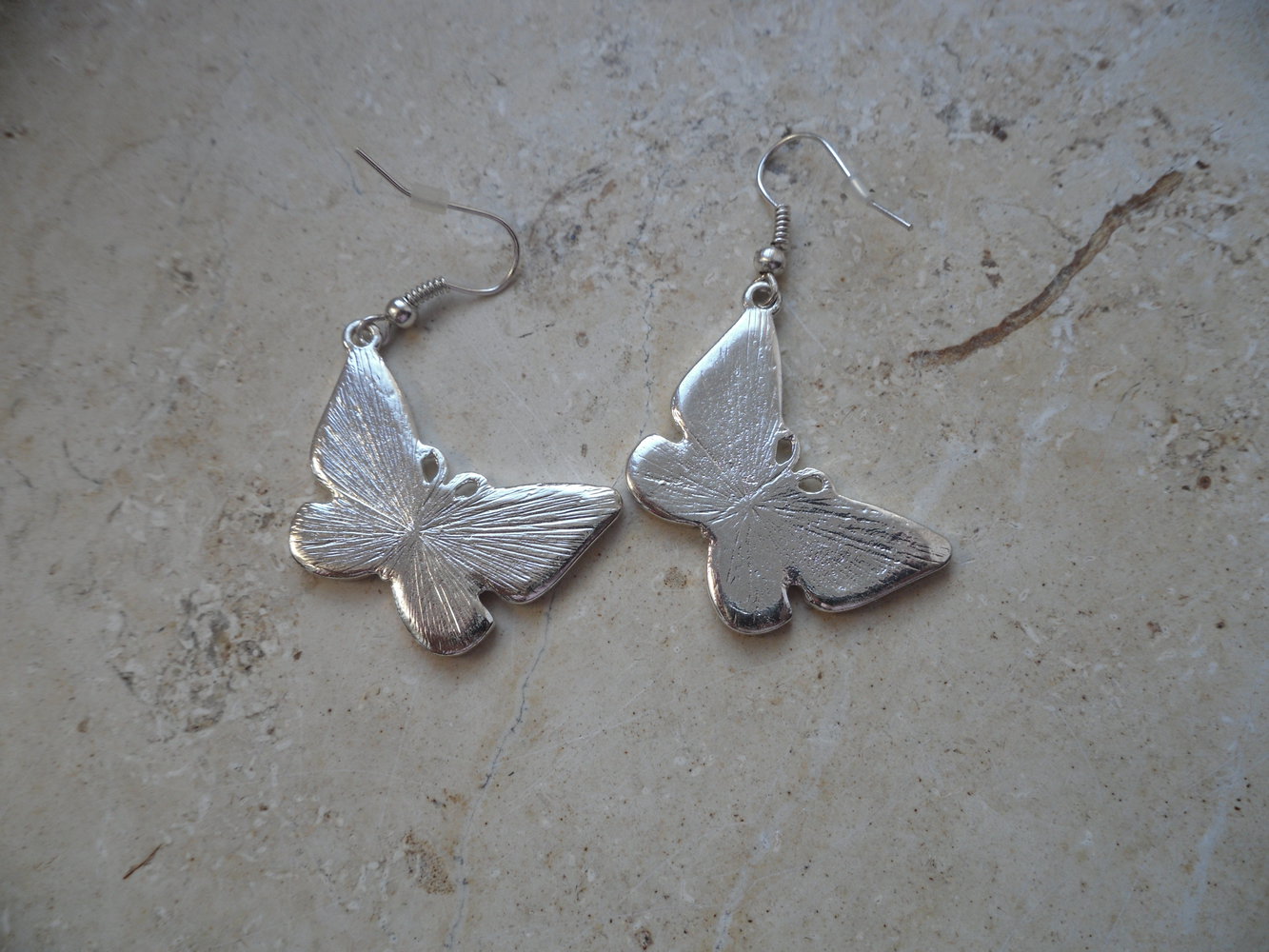 Schmetterlingsohrhänger in silber und weiß